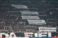 Torcida do Corinthians faz protesto “mudo” contra o Liverpool