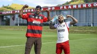 Jimmy Butler bate bola com Gabigol em visita ao CT do Flamengo; veja vídeos