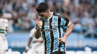 Suárez marca, Grêmio goleia Coritiba e assume a vice-liderança do Brasileirão