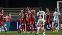 Em jogo com 5 gols, Flamengo bate o Santos e sobe na tabela do Brasileirão