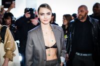 Cara Delevingne diz que encontrou a sobriedade: “Estou estável, mais calma”