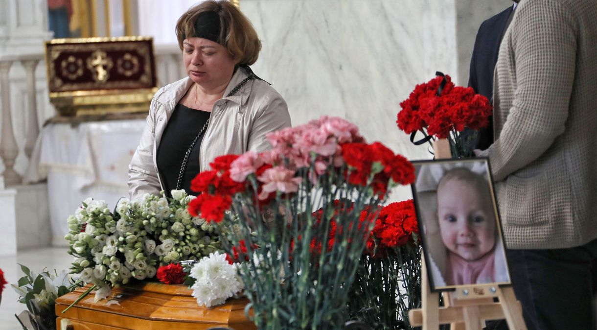 Parentes e amigos estão presentes durante o funeral de Valeriia Hlodan, de três meses.