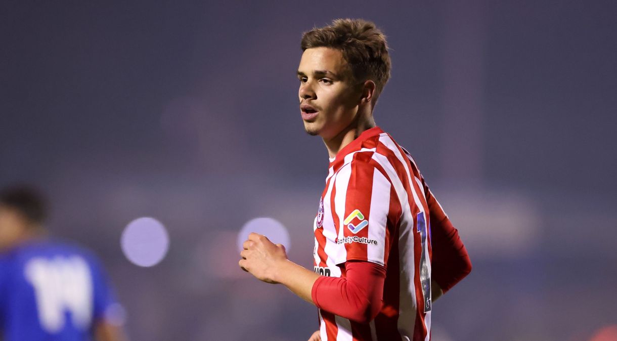 Romeo Beckham em campo pelo Brentford B