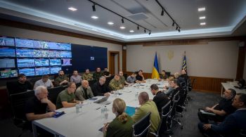 Presidente ucraniano abriu reunião de emergência do Conselho Nacional de Segurança e Defesa e falou sobre cidades e aldeias que estão no caminho da massa de água após rompimento de barragem  