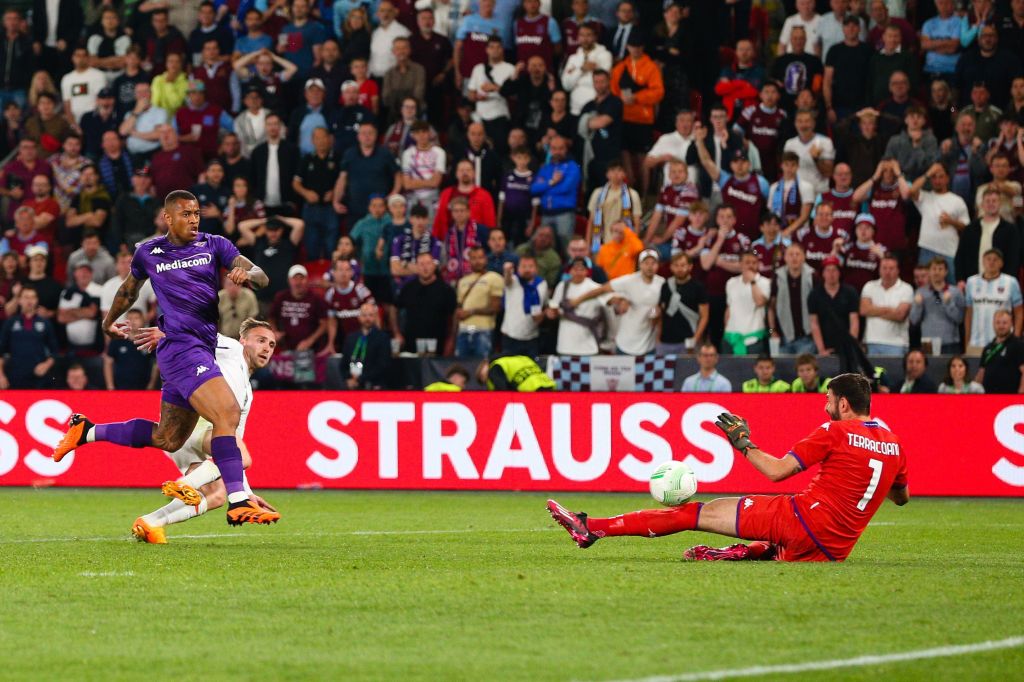 Bowen desloca Terracciano para marcar o gol do título do West Ham
