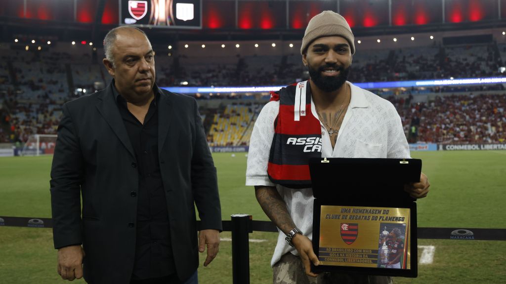 Gabigol com a placa de maior artilheiro brasileiro da Libertadores, ao lado de Marcos Braz, vice-presidente de futebol do Flamengo