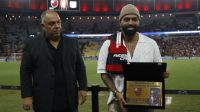 Maior goleador brasileiro da Libertadores, Gabigol recebe placa no Maracanã