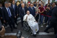 Papa Francisco deixa hospital nove dias após cirurgia