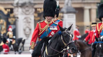 Tradicional evento Trooping the Colour é cerimônia realizada por regimentos militares britânicos; última vez que um monarca reinante participou da procissão foi em 1986, com a rainha Elizabeth II