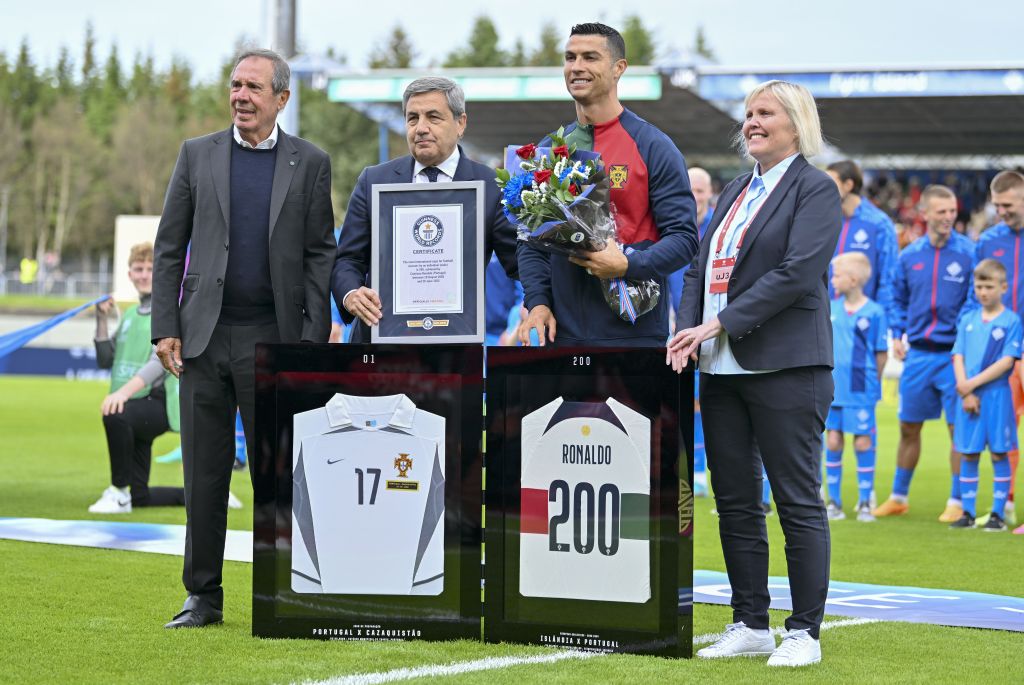 Cristiano Ronaldo recebe homenagens e placa do Guiness em sua 200ª partida pela Seleção Portuguesa