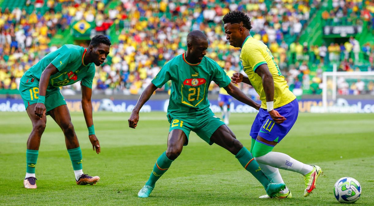 Vini Jr. tenta passar pela defesa de Senegal