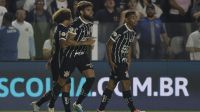 Corinthians vence Santos em clássico interrompido por falta de segurança na Vila Belmiro