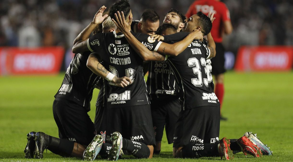 Jogadores do Corinthians comemoram o segundo gol sobre o Santos