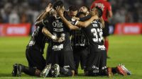 Corinthians vence Santos em clássico interrompido por falta de segurança na Vila Belmiro