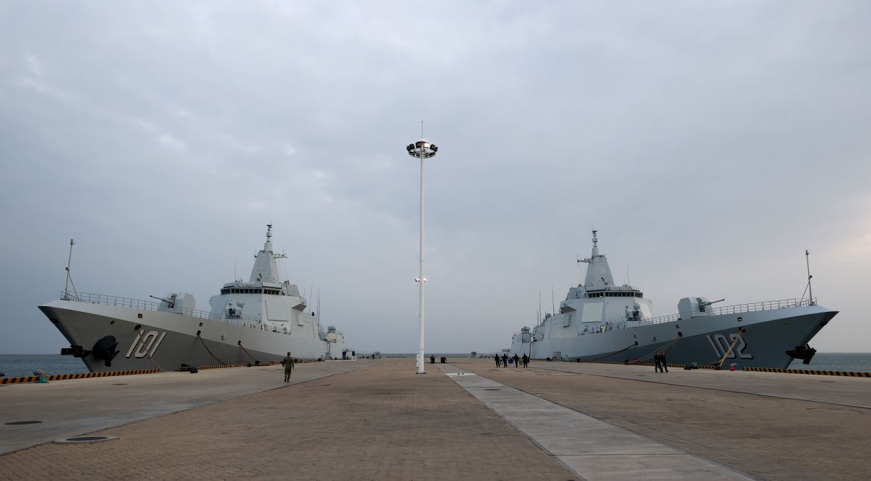 Dois navios da China Destróier Type 055 ancorados no porto de Qingdao - 20/04/2023