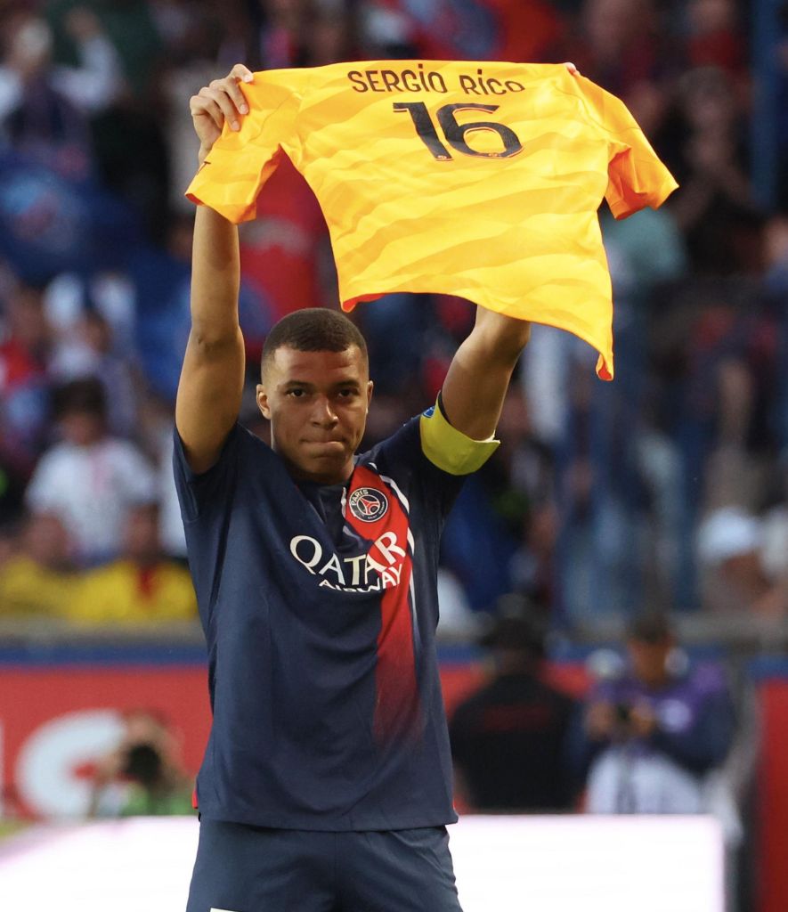 Mbappé mostra camisa de Sergio Rico após marcar seu gol na partida