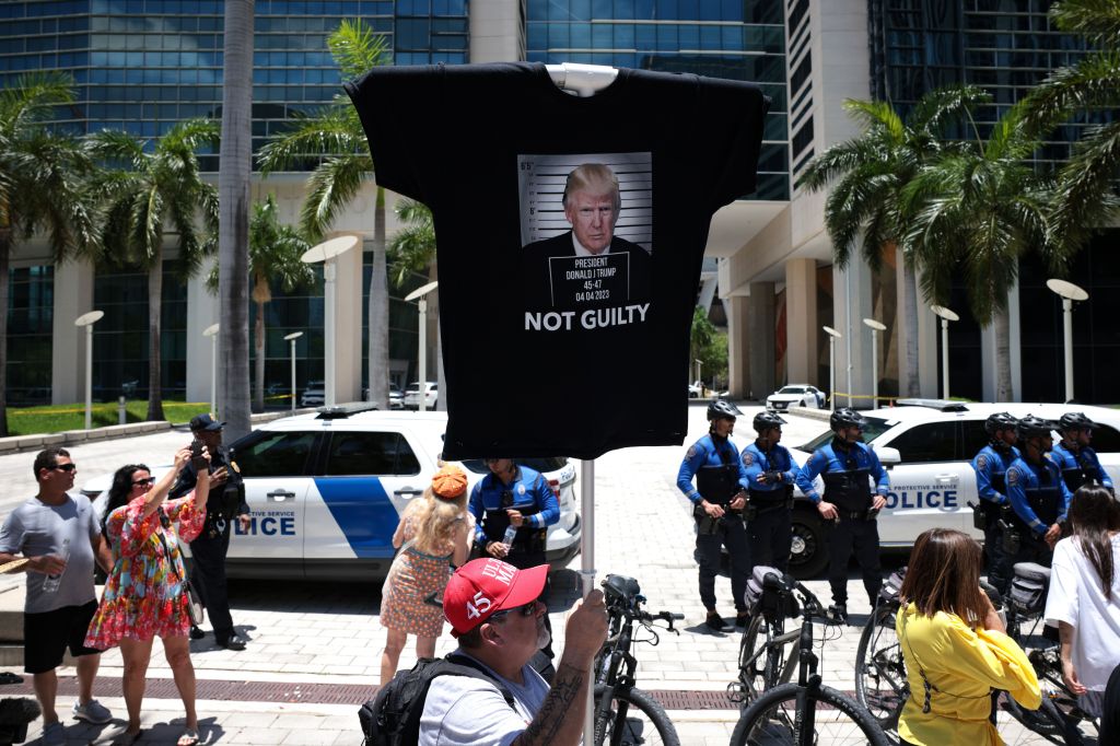 Manifestantes apoiadores do ex-presidente dos EUA Donald Trump demonstram apoio em frente ao tribunal federal de Miami.