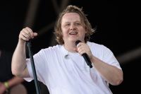 Lewis Capaldi anuncia pausa por causa da síndrome de Tourette: “Decisão mais difícil da minha vida”