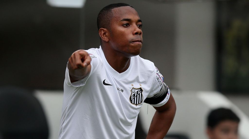 Robinho em campo pelo Santos no Brasileirão de 2015