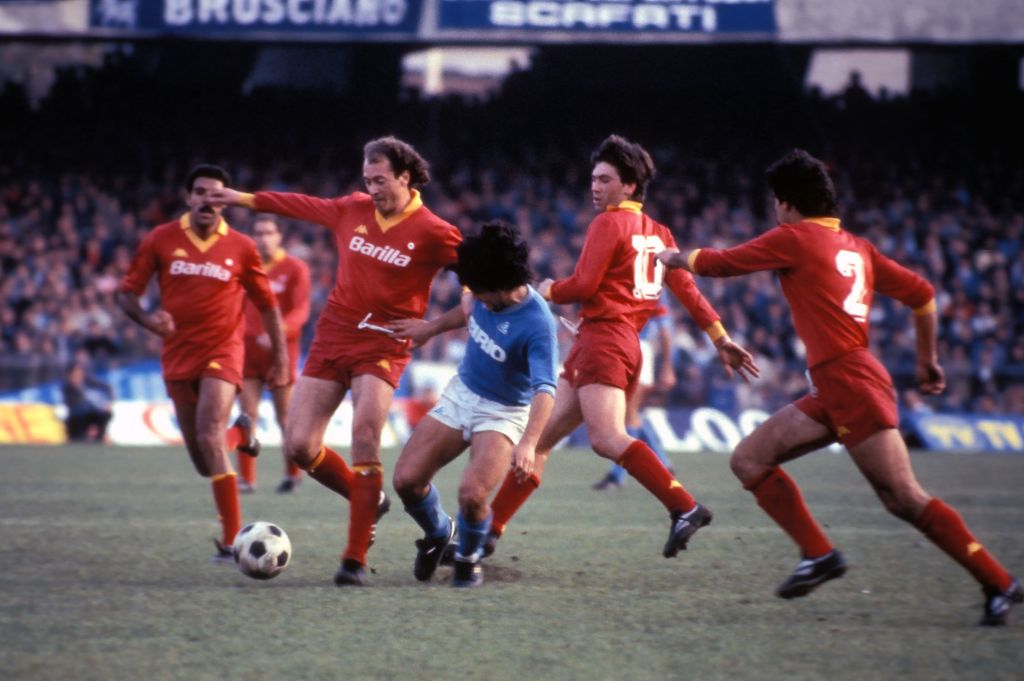 Falcão e Ancelotti, da Roma, enfrentando Maradona, do Napoli, em 1984