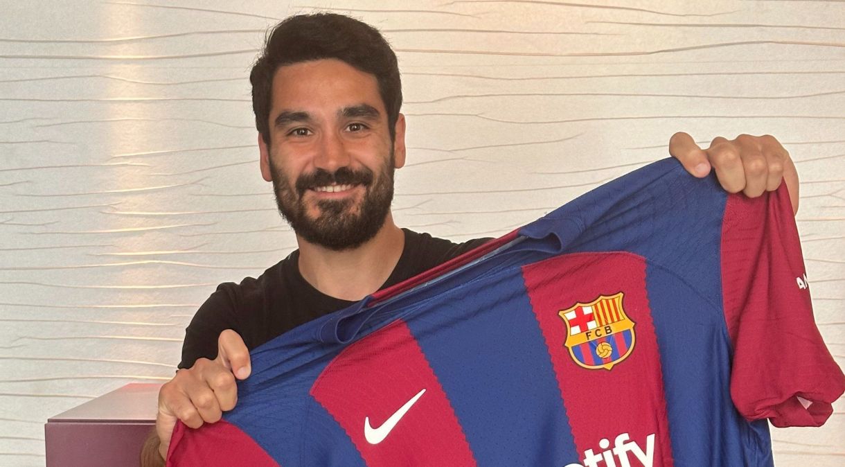 Gündogan posa com a camisa do Barcelona, seu novo clube