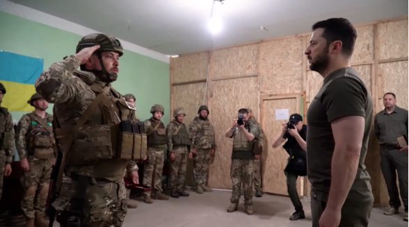 Zelensky durante visita às tropas na região de Donetsk