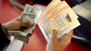 Para concorrer, daqui do Brasil, ao bilionário prêmio da loteria norte-americana Mega Millions, basta entrar na plataforma TheLotter e comprar os bilhetes oficiais para o próximo sorteio. 