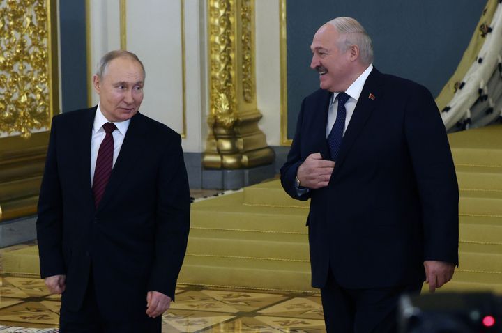 O presidente russo, Vladimir Putin, e o presidente bielorrusso, Alexander Lukashenko (R) entram no salão durante o Conselho Econômico Eurasiano Supremo no Grande Palácio do Kremlin em 25 de maio de 2023 em Moscou