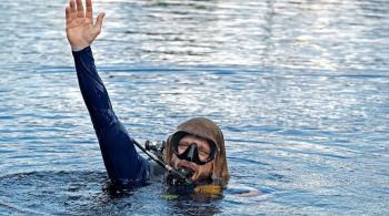 Cientista da Flórida conhecido como “Dr Deep Sea” ressurge após quebrar o recorde de vida subaquática; ele permaneceu em um complexo subaquático