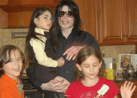 Filhos de Michael Jackson prestam homenagens nos 14 anos da morte do astro