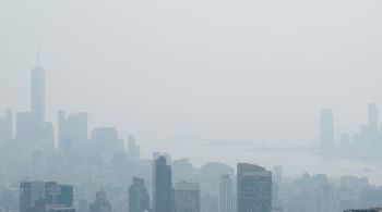 A poluição do ar da cidade de Nova York está entre as piores do mundo, enquanto a fumaça do incêndio florestal no Canadá envolve o nordeste do país; risco de saúde é elevado