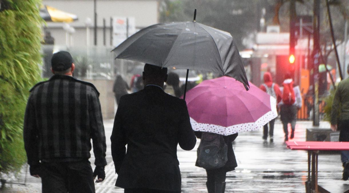Pedestres enfrentam dia de chuva na região da Avenida Paulista