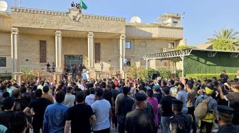 Manifestantes se reuniram em frente à embaixada sueca em Bagdá e queimaram bandeiras com as cores do arco-íris, representando a comunidade LGBT+