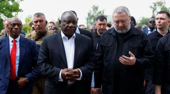 Comitiva liderada pelo presidente da África do Sul Cyril Ramaphosa visiou Kiev nesta sexta-feira e presidente ucraniano diz que só haverá negociação com recuo russo. Eles seguem a Moscou para conversar com Vladimir Putin