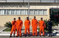 Marinha resgata cinco tripulantes de barco que afundou no litoral de Santa Catarina