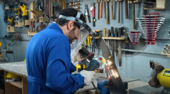 O titânio é conhecido por ser leve, forte e resistente à corrosão