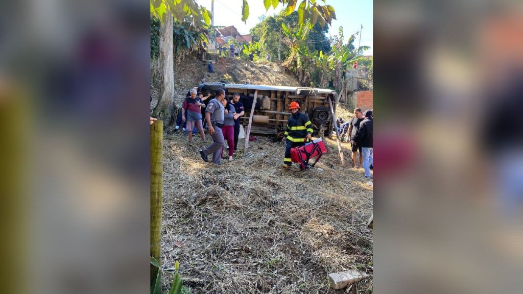 Van escolar com 20 crianças cai em barranco no interior de SP