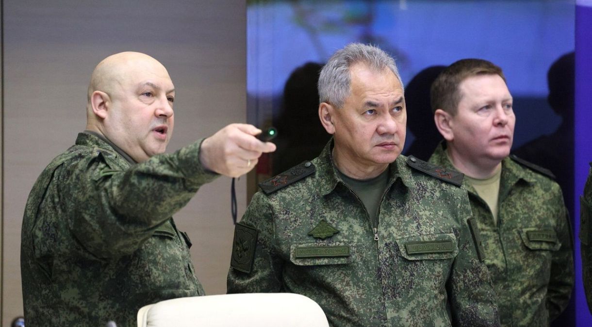 Sergei Surovikin (à esq.) ordenou a tropas mercenárias que abandonem o líder