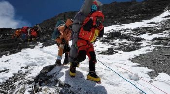 Escalador da Malásia foi encontrado pendurado a uma corda e sofrendo com o frio extremo quando foi encontrado; 12 pessoas já morreram nesta temporada de escaladas tentando vencer a montanha 