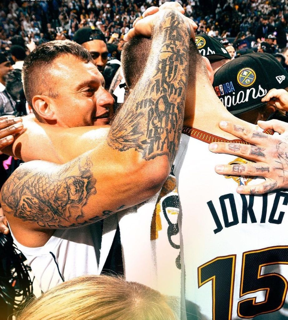 Jokic é abraçado por companheiros após vitória final sobre o Miami Heat