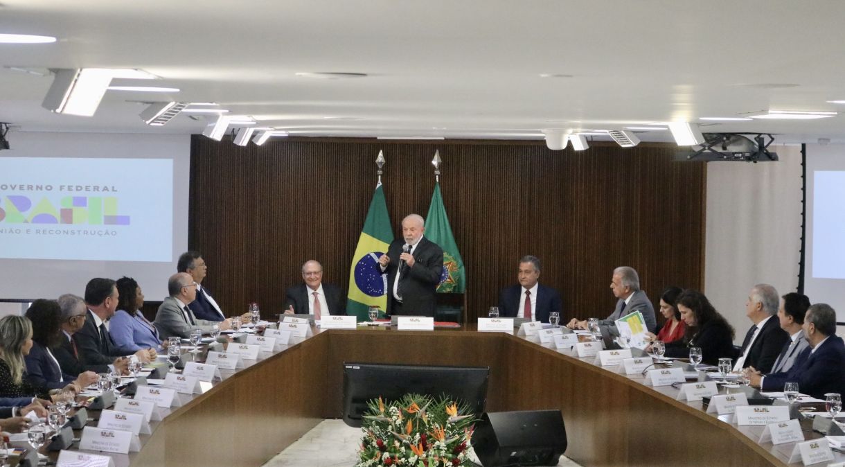 Presidente Lula discursa durante reunião ministerial no Planalto