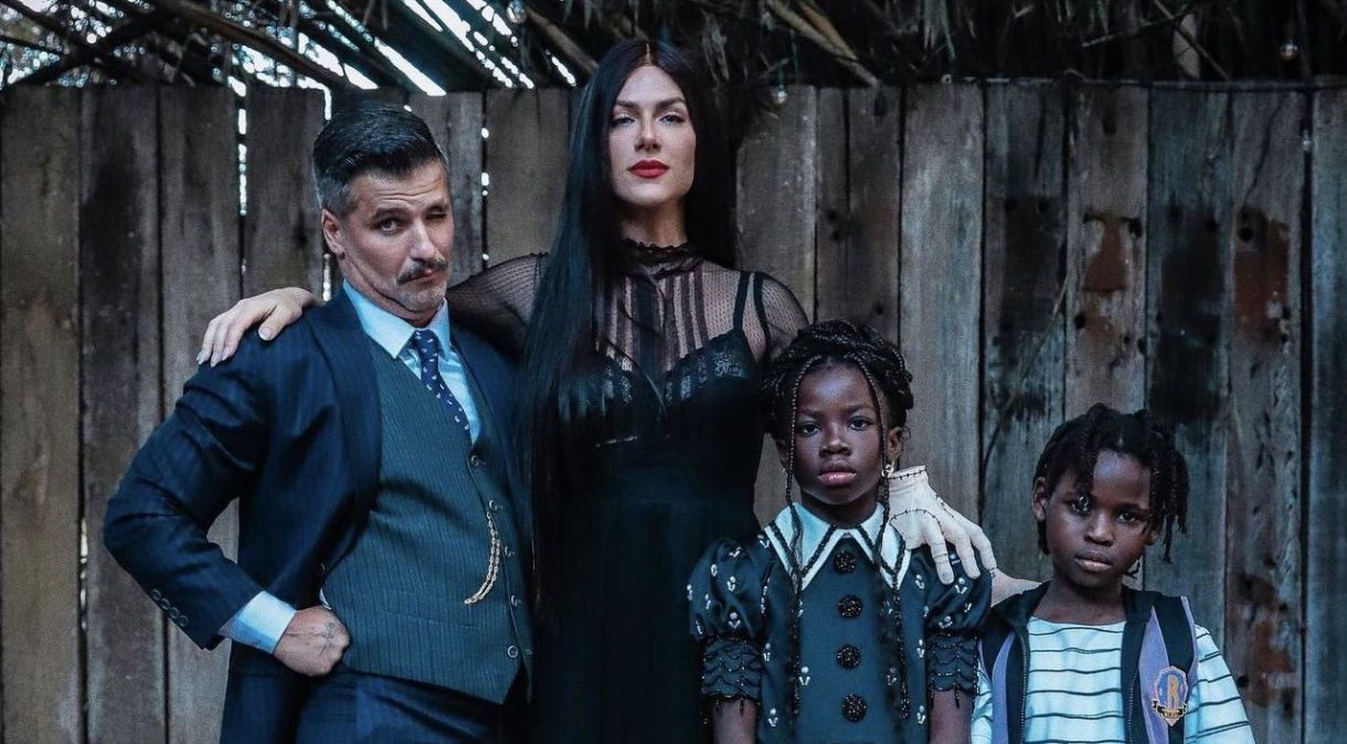 Gio Ewbank, Bruno Gagliasso e os filhos vestidos como os personagens da 'Família Addams'