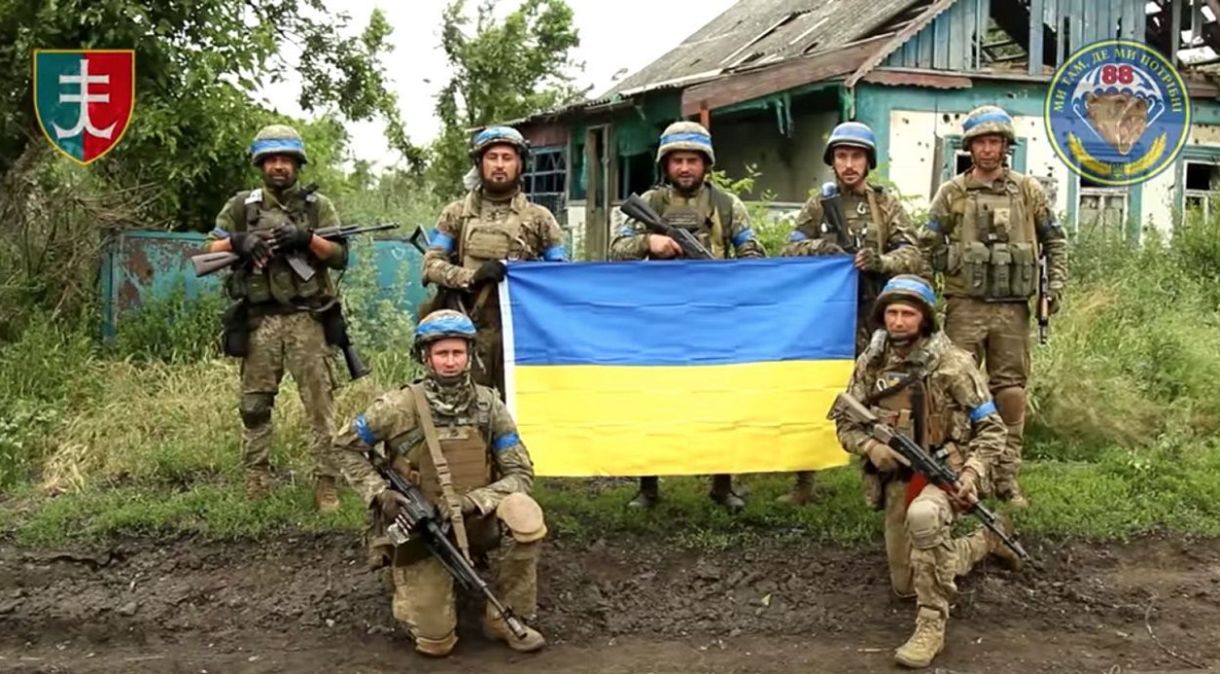 Frame de vídeo supostamente mostra soldados ucranianos após retomar a vila de Storozheve na região de Donetsk, na Ucrânia, em 12 de junho