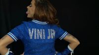 Anitta faz desafio de embaixadinhas com Vini Jr. e mostra pouca intimidade no futebol