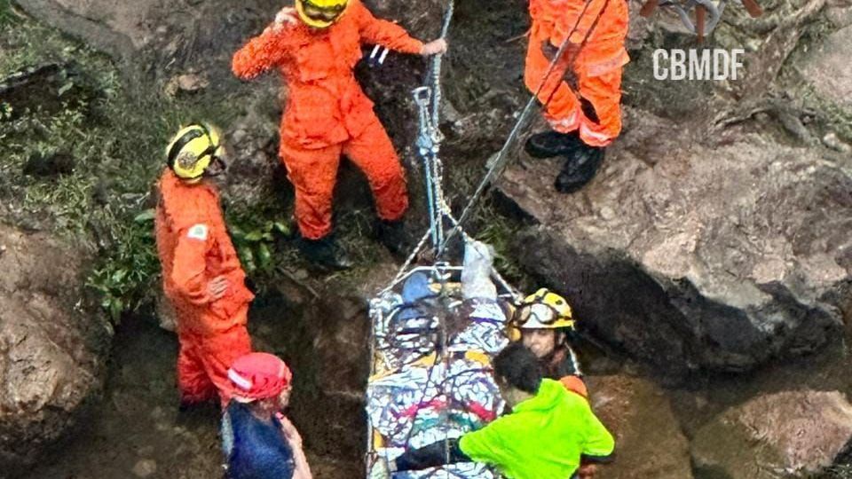 Mulher cai de cachoeira ao fazer rapel e é resgatada por tirolesa no DF