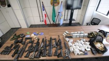 Policiais encontraram forte armamento em região de mata fechada; confronto deixou quatro mortos e dois policiais baleados