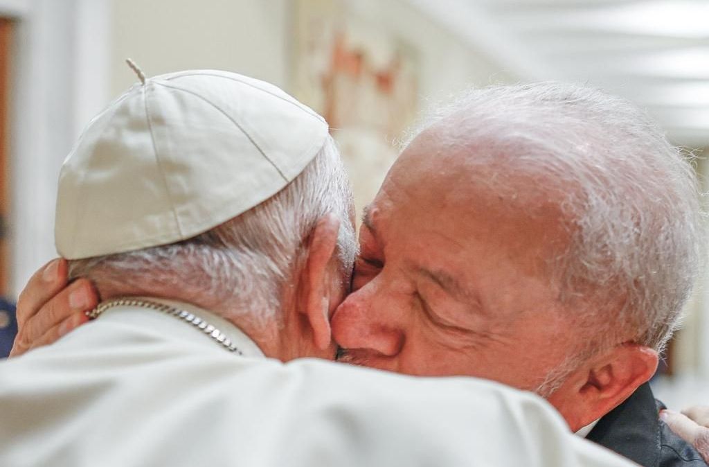 Papa Francisco abraça Lula durante visita no Vaticano