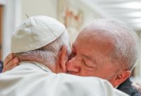 Lula troca abraços com papa Francisco durante visita ao Vaticano