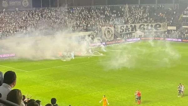 Fumaça no gramado da Vila Belmiro após torcida do Santos arremessar bombas