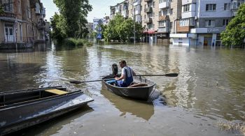 Presidente francês e secretário-geral das Nações Unidas, Antonio Guterres, estão à frente de ação para atender população atingida por inundações na região ucraniana ocupada pela Rússia 